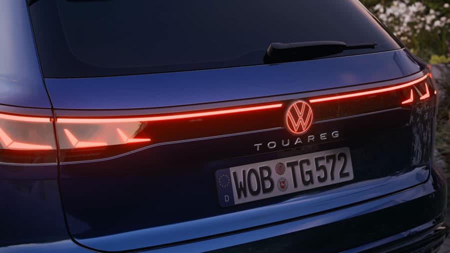 Cụm đèn hậu LED nằm ngang với dải đèn nối liền logo VW phát sáng màu đỏ
